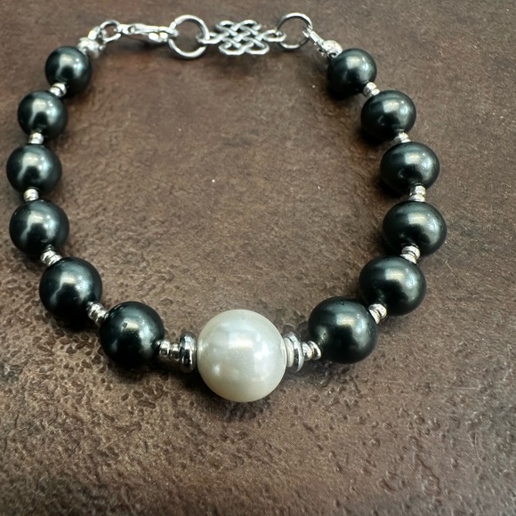 Handmade High Quality Of Organic Black and White Pearls Bracelet. - Picture 1 of 6